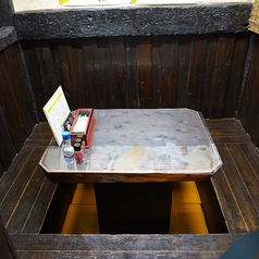 少人数での集まりに最適なテーブル席をご用意しております。3名様程度までご利用いただけ、親しい友人との女子会や大切な方とのデートにもぴったりの落ち着いた空間です。アットホームな雰囲気の中で、創業当時から変わらぬ伝統の焼き鳥を囲みながら、ゆったりと会話を楽しむ素敵な時間をお過ごしください。