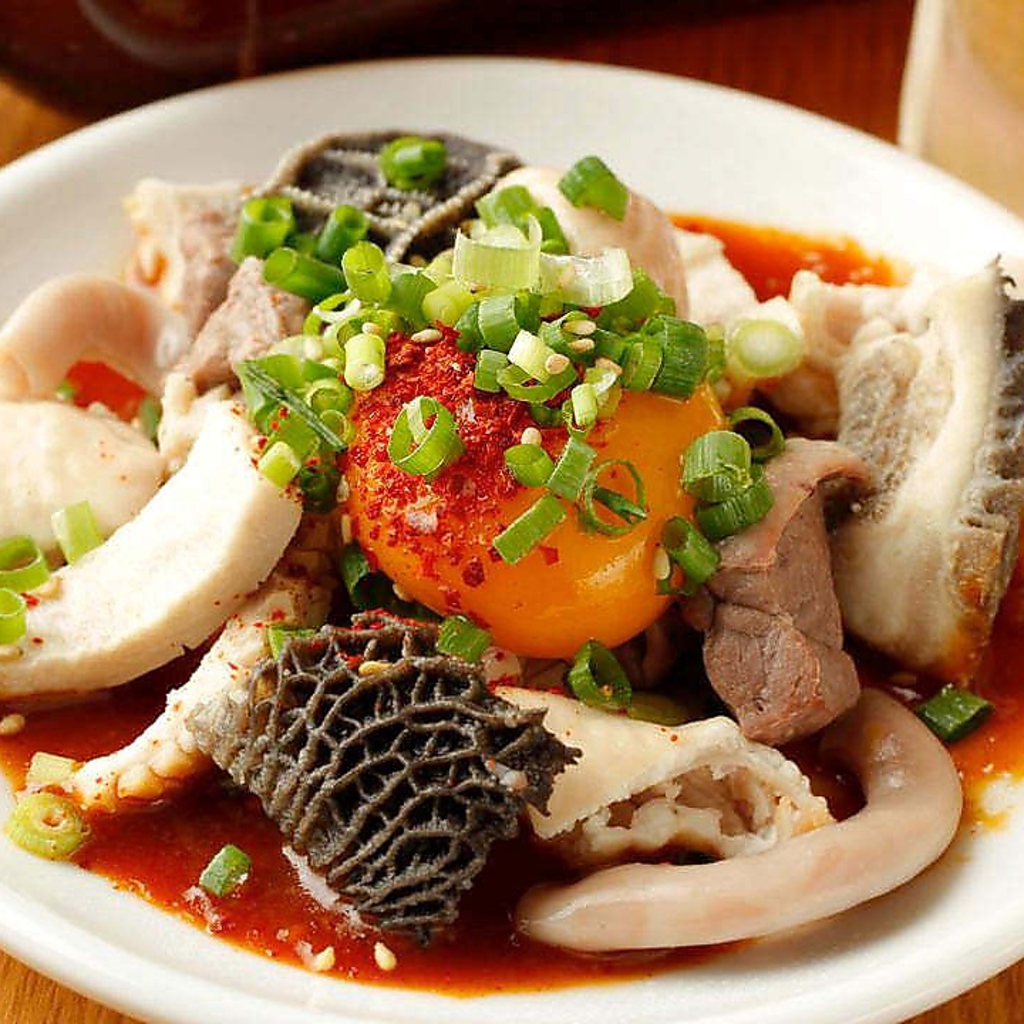 つまみに、丁寧な仕事が光る『ホルモン刺盛り』。そのほかにも定番のものから希少部位までご用意。