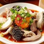 つまみに、丁寧な仕事が光る『ホルモン刺盛り』。そのほかにも定番のものから希少部位までご用意。