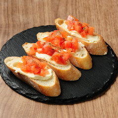 トマトとクリームチーズのブルスケッタ