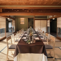 【集×結 結合】『集』に隣接する『結』の部屋と繋げることで、1部屋にて最大24名様までの大人数での集まりにも対応可能となります。中規模のご宴会や会社の集まり、結婚式の二次会、親族でのお食事会など様々なシーンに最適です。