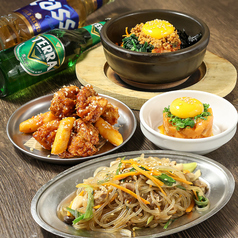 牛肉チャプチェ、サーモンの韓国風ユッケ、ヤンニョムチキン、石焼ビビンバ等、美味しいもの目白押し！の写真