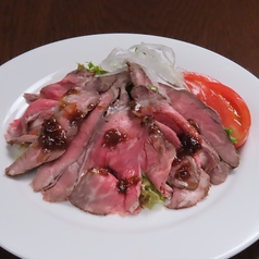 シェフ自慢の自家製ローストビーフのサラダ