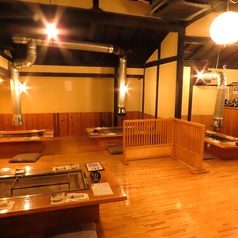 広々とした趣ある空間を独占できる、贅沢な「店舗貸切」に対応しているのが大きな魅力です。忘新年会や親睦会、慶事の集まりなど、大人数での特別な宴席に最適。周囲に気兼ねすることなく、最高鮮度の地鶏と炭火を囲みながら、一体感のある賑やかな時間を過ごせます。和の情緒あふれる一軒家で、心に残る宴を叶えます。