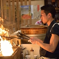 目の前で豪快に焼き上げるライブパフォーマンスが人気