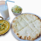 【本格タンドール窯で焼き上げる自家製ナン&タンドリー】店内に備えた本格タンドール(炭火窯)で焼き上げる自家製ナンは香ばしくモチモチ!一番人気のとろ~り溢れる絶品チーズナンや、スパイスにじっくり漬け込んだ熱々のタンドリーチキンなど、焼きたて熱々な本場の窯焼き料理を心ゆくまでご堪能いただけます!