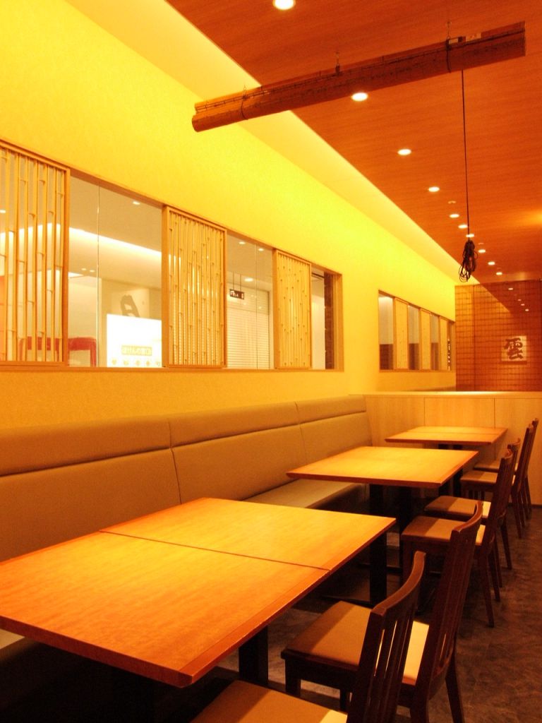 落ち着いた雰囲気の中、自慢のへぎそばをお楽しみください。地酒や本格焼酎も多数ご用意あります