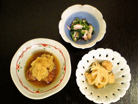 四季折々の旬の素材と出汁にこだわった日本料理を味わえる。和やかに楽しめる隠れ家。