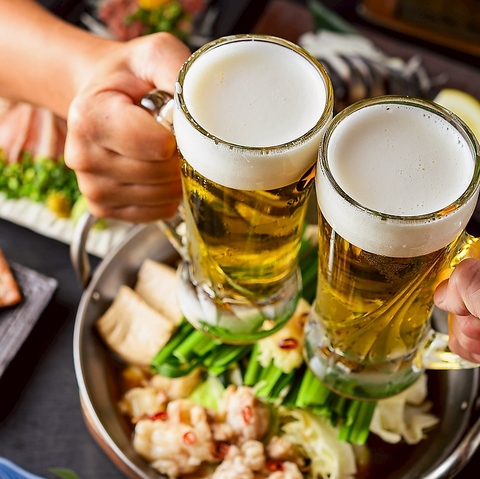 九州酒場ならではのもつ鍋と馬刺しなど！飲み放題付きのコースや手羽先イベントもあり