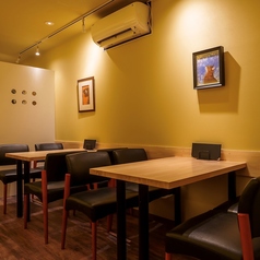 ごゆっくりとお寛ぎいただけるテーブル席もご用意しております。