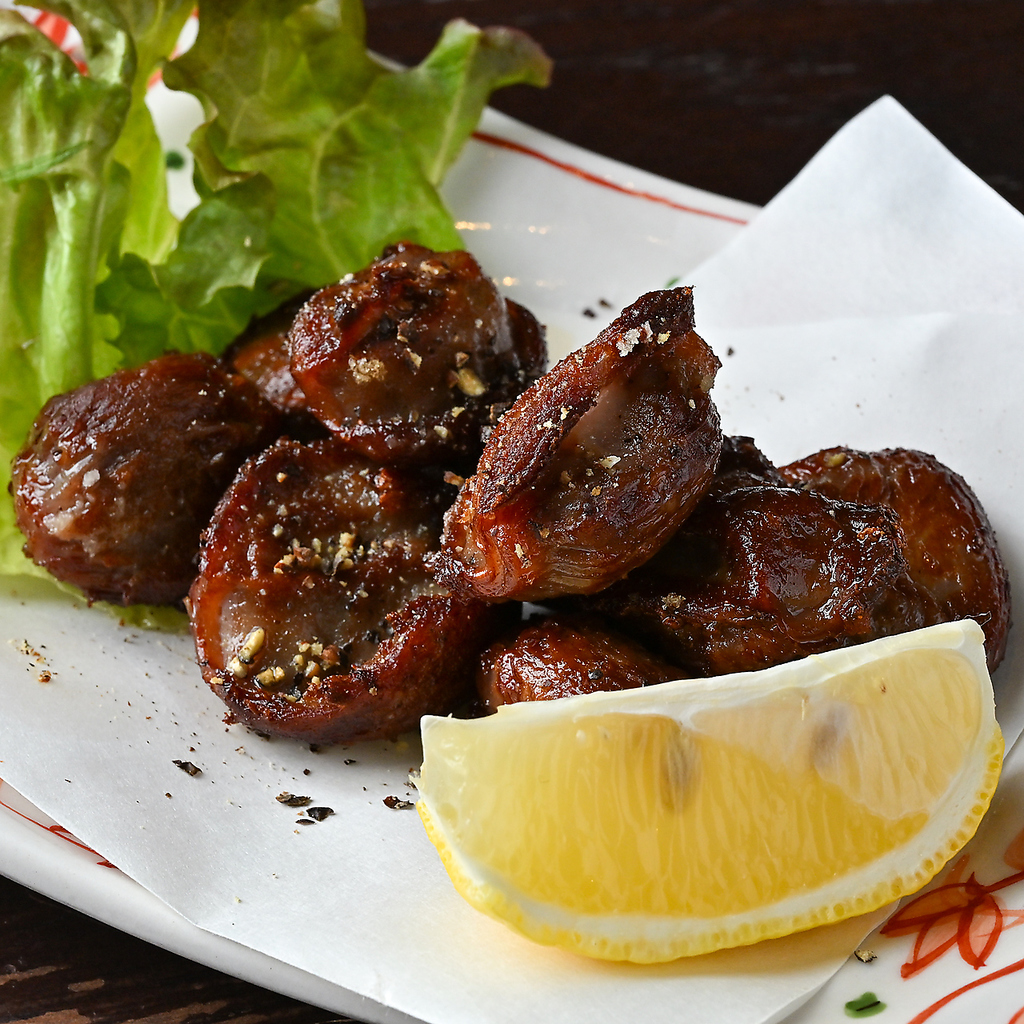 お酒の肴にぴったり！『おつまみ鶏皮揚げ』などおつまみメニュー385円(税込423円)～！