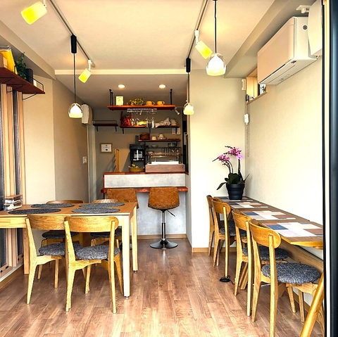 かき氷とワインが楽しめる小さなカフェ