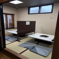 ご友人同士の集まりや仕事仲間との飲み会など、多彩なシーンに寄り添う開放的なお座敷席です。ゆったりと膝を崩してリラックスできる広々とした空間は、賑やかな宴会から静かな会食まで心地よい時間を演出します。清潔感のある落ち着いた雰囲気の中でお肉を囲みながら会話が弾む至福のひとときを◎