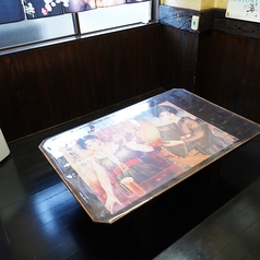 5名様から8名様までのグループ利用に便利な広々としたお席です。会社帰りの飲み会や地域での会合、ご家族での団らんなど、中規模な集まりに最適です。活気あふれる店内で、職人が一本ずつ丁寧に焼き上げる自慢の串焼きを囲めば、自然と会話も弾みます。美味しいお酒と共に、楽しいひとときをご提供いたします。