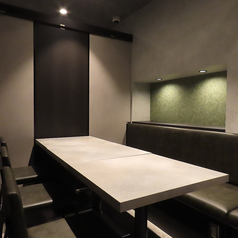 新橋や虎ノ門の中心に位置しながらも、喧騒を忘れさせる隠れ家のような空間が広がっています。5~6名様用の個室では、プライベートなひとときを心ゆくまで楽しむことができます。大人のための上質な雰囲気の中で、ゆったりとした時間をお過ごしください。なお、1階または2階のご指定はできかねますので、ご了承ください。