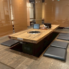 当店では、デートや接待、家族利用など幅広いシーンに対応する完全個室・半個室を合計12席ご用意しております。ムードある2名様用から、ゆったりとした4名様用まであり、他を気にせずプライベートな時間を過ごせます。夜景がきれいなお席もございますので、上質な黒毛和牛を心ゆくまでお楽しみください。