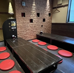 16名様までお利用いただける掘りごたつ席ございます。足を伸ばしてくつろげるので、長時間の食事や会話も快適にお過ごしいただけます。