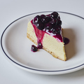 料理メニュー写真&nbsp;クラシックNYチーズケーキブルーベリーソース 揚浜塩添え