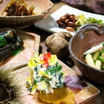 『農家』の特製料理を選んで小鉢に盛り付けます。お好みのメニューをお選び頂けます。