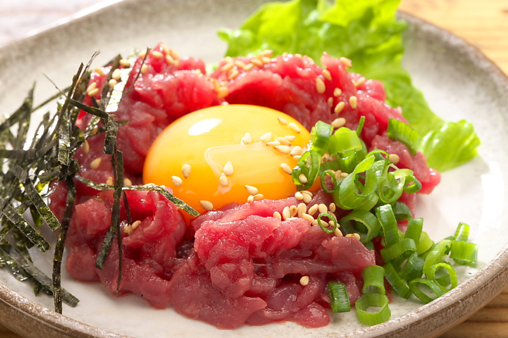 新鮮な馬肉を使用した桜ユッケ。あっさりとした赤身は、噛むほどに味わいが広がります。