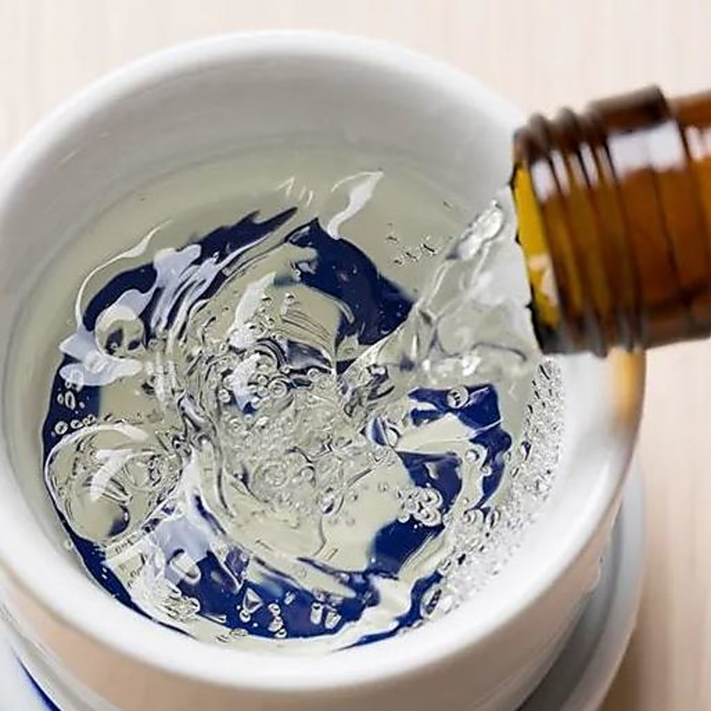 新鮮なおつまみの味を一層引き立てる、日本酒や焼酎・こだわりの地酒を種類豊富に取り揃えております