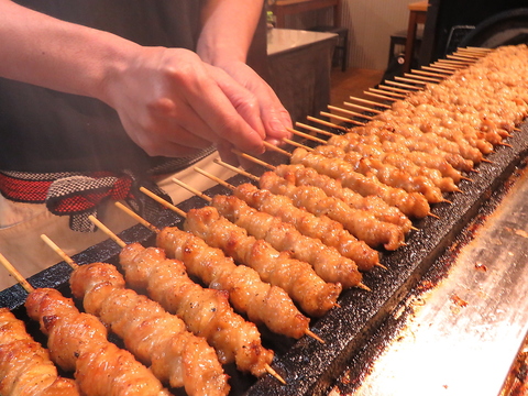 手間暇かけた絶品「とりかわ」と新スタイル「お酒ビュッフェ」の老舗焼き鳥屋。