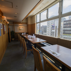 【小さなお子様連れでも安心◎】ご家族でのお食事はもちろん、小さなお子様連れでも安心してお楽しみいただけます♪プライベートを確保した個室席なので、周りを気にせずご家族でのお食事をお楽しみいただけます。テーブル席は広々としており、美味しいお料理を囲み、ご家族みんなで楽しいひとときをお過ごしいただけます。