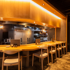 カウンターは全8席。ほっと一息つける、温もり感じる空間をご用意しております。お一人様も大歓迎！仕事帰りにご来店ください。ランチタイムも営業中。仕事の合間にふらっとお立ち寄りください。昼飲みもぜひ、当店で！