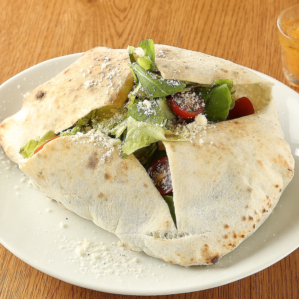 風船のように膨らんだピザ生地にサラダを入れた逸品「ピッツェリアのバッローネサラダ」1078円(税込)