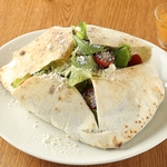 風船のように膨らんだピザ生地にサラダを入れた逸品「ピッツェリアのバッローネサラダ」1078円(税込)