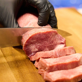 肉を塊で仕入れるからこそ、この低価格で提供が可能になった本格焼肉食べ放題!!熟練の料理人が知識と経験を活かしてトリミングします♪綺麗に成形されたお肉をぜひご堪能くださいませ!!食べ放題は2480円～ご案内しております!!【松山 個室 焼肉 居酒屋 食べ放題 飲み放題 黒毛和牛 牛タン 誕生日 女子会 肉 昼宴会 昼飲み】