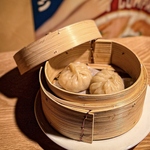 熱々の小籠包や特製ギョーザなど自慢の点心をご用意しております！お酒が進む逸品をご賞味ください。