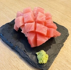 築地仲卸直送の生本マグロと赤酢仕立てのシャリ！の写真