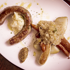 4種のソーセージ盛り合わせ　シュークルート添え