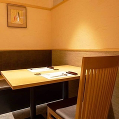 プライベート感のあるこの個室は、特別な日にぴったり。大切な人と共に、伝統の技術による繊細な和食を堪能できる贅沢な空間です。会話を楽しみながら、心ゆくまでお食事をお楽しみください。