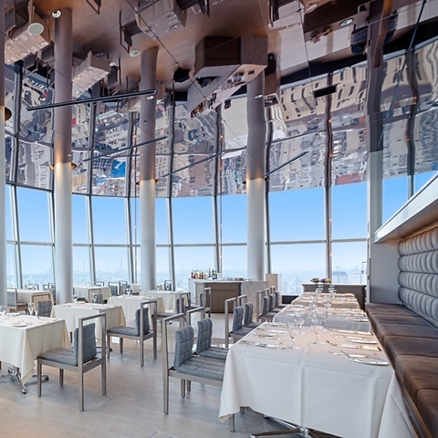 別府湾を一望できる絶景とともに、ワンプレートから本格フレンチコースまでご用意