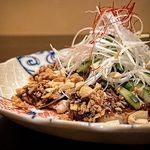 よだれ鶏やレバ刺など、お酒に合う絶品おつまみが充実。酒が進む味わい深い料理を豊富に揃えました！