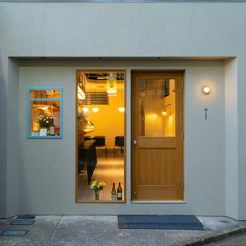 信州の恵みを生かしたビストロ料理と豊富なナチュラルワインをカジュアルに楽しめます