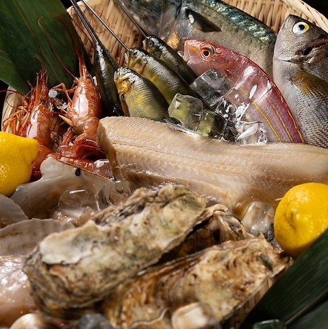 大阪の市場から仕入れる新鮮な海鮮と旬の食材を使った料理をお楽しみください。