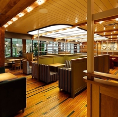 人目を引かない落ち着いたエリアのソファー席。店内が広々としているため、ゆったりとした空間で静かに過ごせます。お祝い事やじっくり話しながら食事などを過ごしたいシーンに最適です。