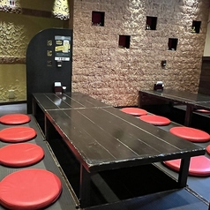 20名様までご利用いただけるお座敷ございます。掘りごたつ仕様になっておりますので下に足を伸ばしてゆったりとお食事できます。