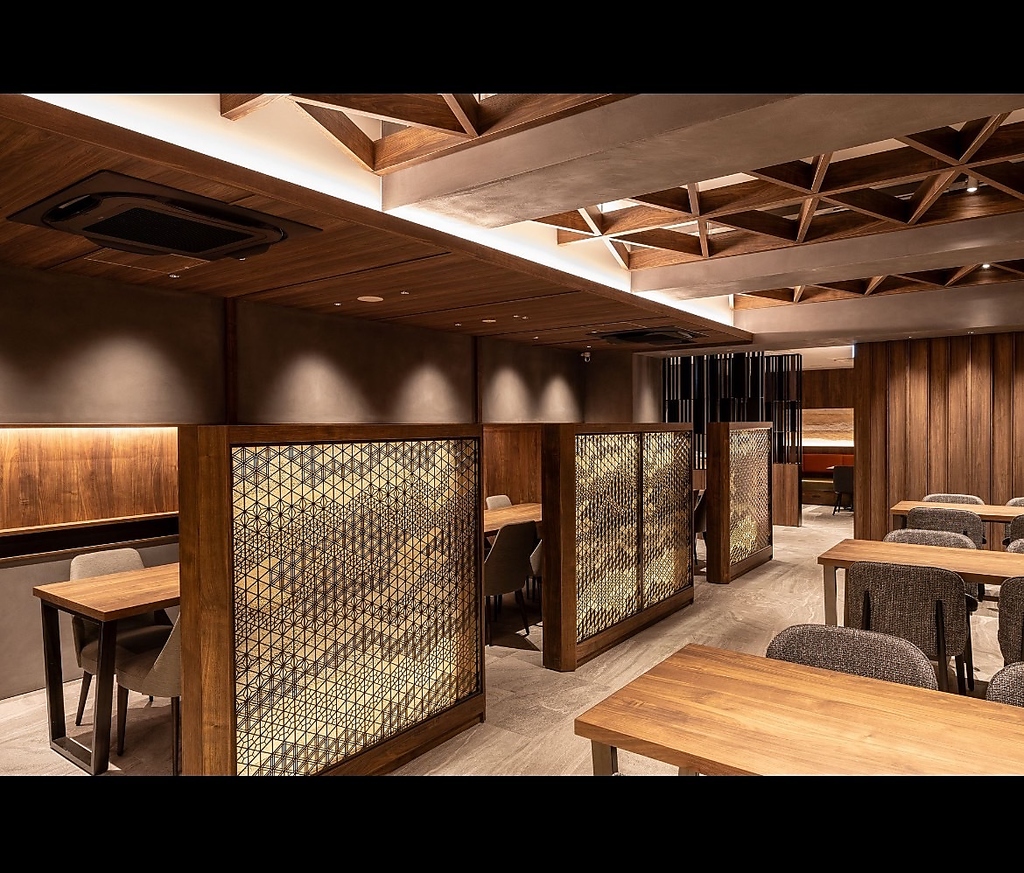 ＜開放感のあるメインテーブル席は2～4名様までゆったりとお寛ぎいただけます＞