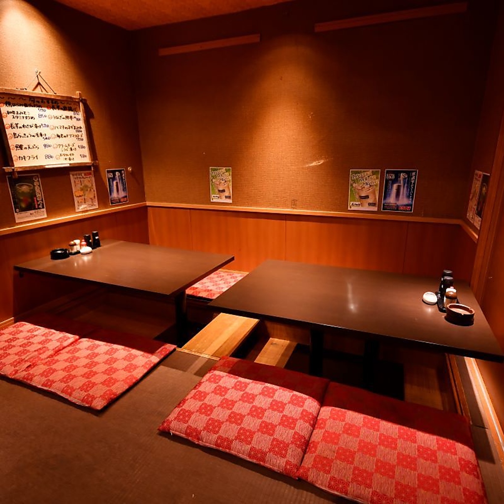 3階掘りごたつ席はゆったりと仲間との食事にも最適！少人数の個室も御用意しております♪