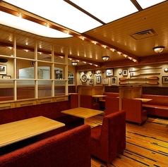鮮やかな赤色のソファーが目を引くお席です。周囲は木製の仕切りで囲まれ、壁には船の舵やオール、ライフブイなどのマリンテイストの装飾が施されています。異国情緒あふれる空間で、お食事をお楽しみいただけます。