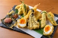鮮度の良い野菜・海鮮を使用した、さっくりふんわりの揚げたて天ぷら。お酒とご一緒のご注文も大変人気です。