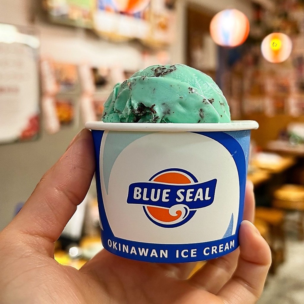 【美味！】アメリカ生まれ、沖縄育ちのアイスブルーシール：紅芋やちんすこう味など日替わりでご用意
