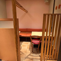 12名様までご利用いただけるソファー席ございます。プライベート感がありながらも、開放的な雰囲気が漂う空間で、カジュアルな集まりや誕生日会などにぴったり。