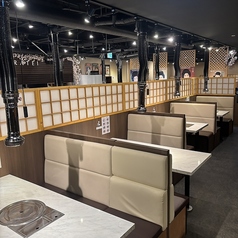 【2～5名様まで座れるソファー席です】5名様までお座りいただけるゆったりとしたソファ席をご用意しております。