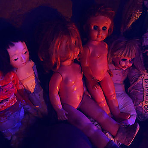 呪物に囲まれた怪しくも魅力的な空間で、飲み物や軽食を楽しむことができます。