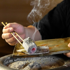 火鉢で直接焼き目を入れた炙りカマス。の写真